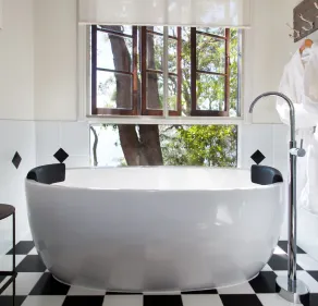 2 Bedroom Romantic Deluxe Cottages - perfect for couples minutes from Noosa - Image 2