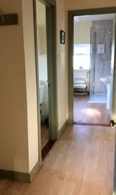 Traditionell stenstuga i vackert landskap nära kusten, modern inredning - Image 3