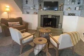 Cozy Guest Suite with Fireplace & Private Entrance - Image 1