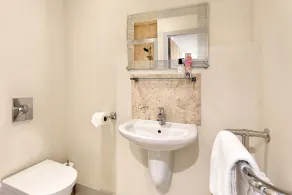 Close to City Centre with free parking! - Image 3