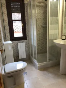 Smukt nyt hus i Colombres med veranda og have - Image 3