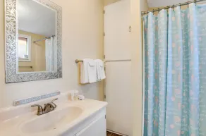 Pleasant beach home with central AC, deck & work space - walk to beach & dining - Image 5