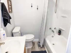 Cozy Serene home off 55 Queen Bed Smart TVs Wi-Fi - Image 2