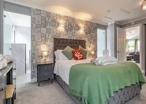 Large superior one-bedroom lodge with hot tub for two adults. - Image 5