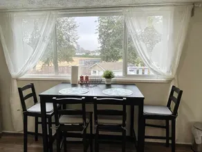 Lovely 3-bedroom upper rental unit - Image 5