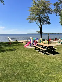 Gå lige ud til vandet, Lakefront Cottage-4 senge / 2 badeværelser, 10 sovepladser! - Image 3