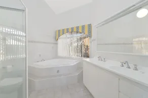 The Atrium - Large Spacious Architect Designed Home - Image 4