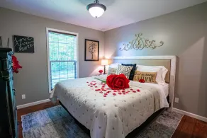 Cabin in Southern Illinois - Hot Tub - Romantic Getaway -Shawnee National Forest - Image 3