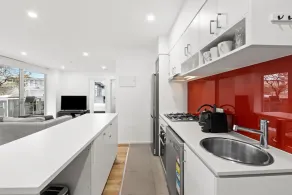 Sleek South Yarra 2-Bed with Alfresco Dining - Image 5