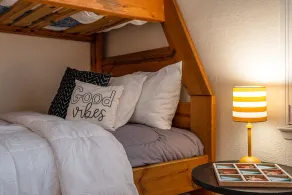 Comfy home,  30 min to Yosemite, fenced in yard, game room, prof decorated! - Image 5