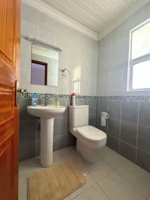 Spacious 4-bedroom with a pool - Image 2