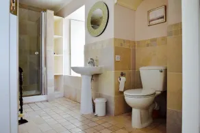 Smukt 12/14 Bed Cottage med udsigt over Galway Bay og Burren National Park - Image 3