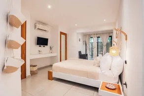 Location, location. Studio APT #1 is walking distance to shops, gym, surf and yo - Image 5