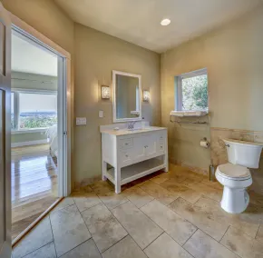 Luxury retreat, magnificent sunset views - Image 4