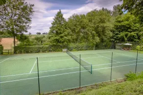 Luksuriøs indkvartering med pool og tennisbane i fantastiske omgivelser. - Image 2