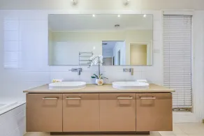 Stylish Luxe House for Big Group at Point Cook - Image 2
