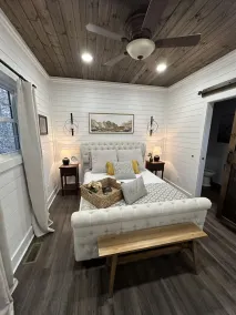 The Red Dog Cottage In The Woods w/ Hot Tub - Image 3