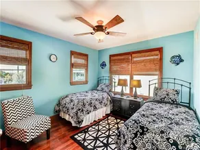 4 bedroom accommodation in Spray Beach - Image 4