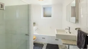 Marese 6 - Cosy and Tranquil Beachfront Unit - Image 2
