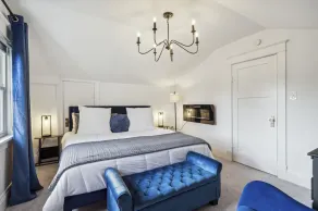 Cottage on Main in Lansdale! Perfect for family, work, shopping, relaxing. - Image 5