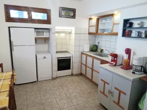 Spacious Sea-View Home with Large Terrace in Quiet Area - Image 2