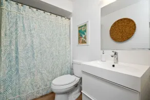 Condo spacieux et rénové sur le 18e trou - 5 minutes à pied de la plage - Image 2