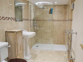 2 bedroom accommodation in Hothfield - Image 3