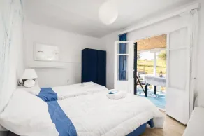 Maison bleue, forêt, mer, calme, jardin avec piscine pour enfants et espace de camping - Image 3