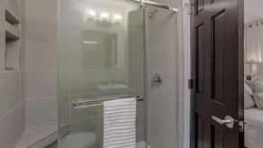 Maison de ville sud-ouest moderne avec 2 chambres et 2 salles de bain avec cour privée située au centre - Image 4