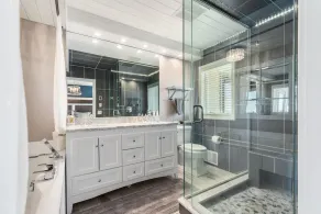 Stunning 4 Bedroom Lake Home close to everything!! - Image 4