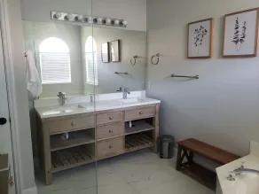 Cheerful 3 bedroom home with pool -- 5 min from beach! - Image 3
