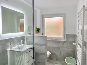 Modern & top equipped apartment with private garden - Image 2