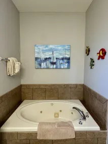 Walk-in level Condo B-6 Near Lake - Image 2