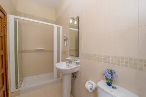 The Olives Holiday Home - Image 3