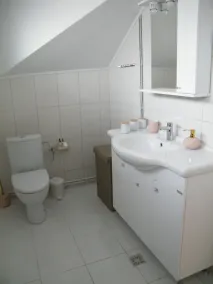 1942 fully renovated cottage - Image 5