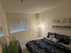 Beautiful Condo in Noho Art District - Image 3
