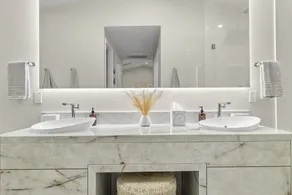 Elegant Renovated Home W Backyard Misters & Pool - Image 2