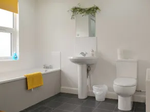 2 bedroom accommodation in Newton Abbot - Image 2