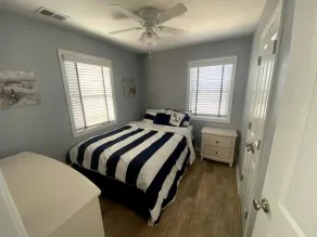 💎 Charming Bungalow with Loft - CLOSE TO THE BEACH! Sleeps 4-5 - Image 3