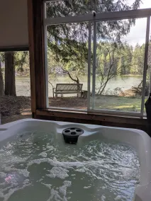 Haus am Wasser an einem ruhigen See - Image 2