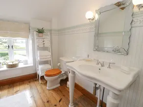 YSTRAD BACH, family friendly, luxury holiday cottage in Denbigh - Image 3