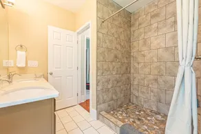 2 Story Large Apartment | 5 min to Downtown - Image 5