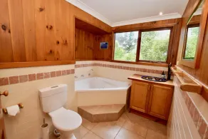 Santosha Glade | Designer Zen Cedar Home, 3 Bedroom, 2 Bathroom, Spa Bath, Central Heating, Gas Fireplace, Deck, BBQ - Image 2