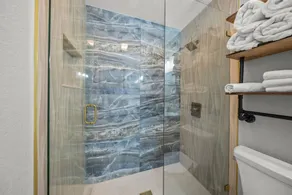 Heat of Siesta Village Walk to Beach w heated Pool - Image 3