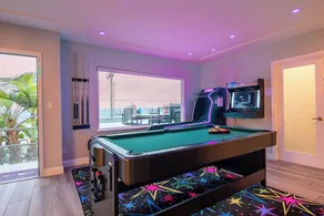 OMG!! A BLUE LAGOON IN THE ♥ OF THE CITY? POOL, GAME ROOM, VIEWS, LUXURY - Image 3