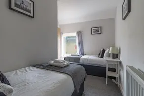 Chestnut House - Sleeps 4 - Pet friendly - Parking - Image 3