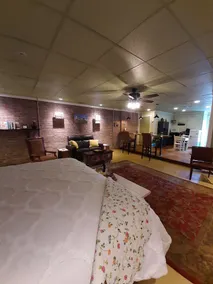 Downtown studio apartment walking distance to restaurants and shops - Image 4