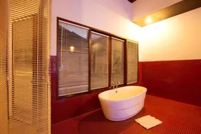 Lovely private pool, great location - Image 3