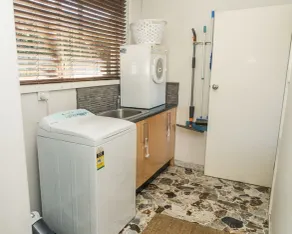  🐶🐶 PET FRIENDLY : Large 5bd,3bth,pool,public transport .🐶🐶 - Image 4