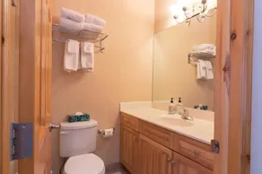 Quiet 2 bedroom 2 bath 5 beds Townhouse 6-8 guests - Image 2
